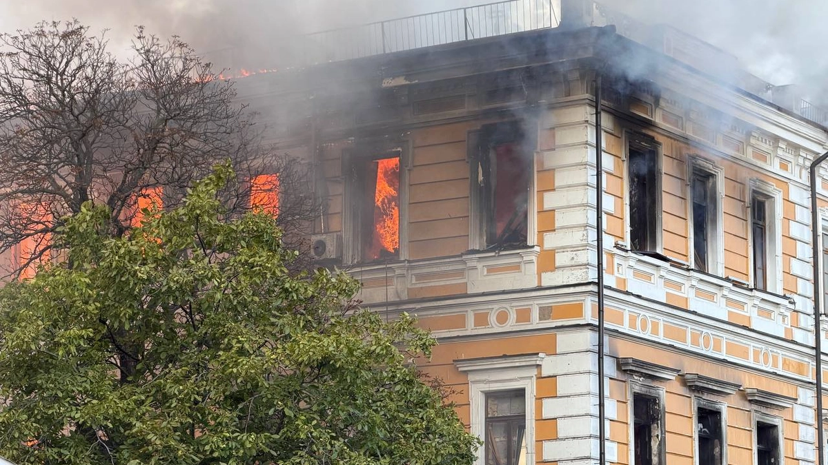 Russians attack central Kyiv: Academy of Sciences building hit, fire breaks out, people killed – photos, video