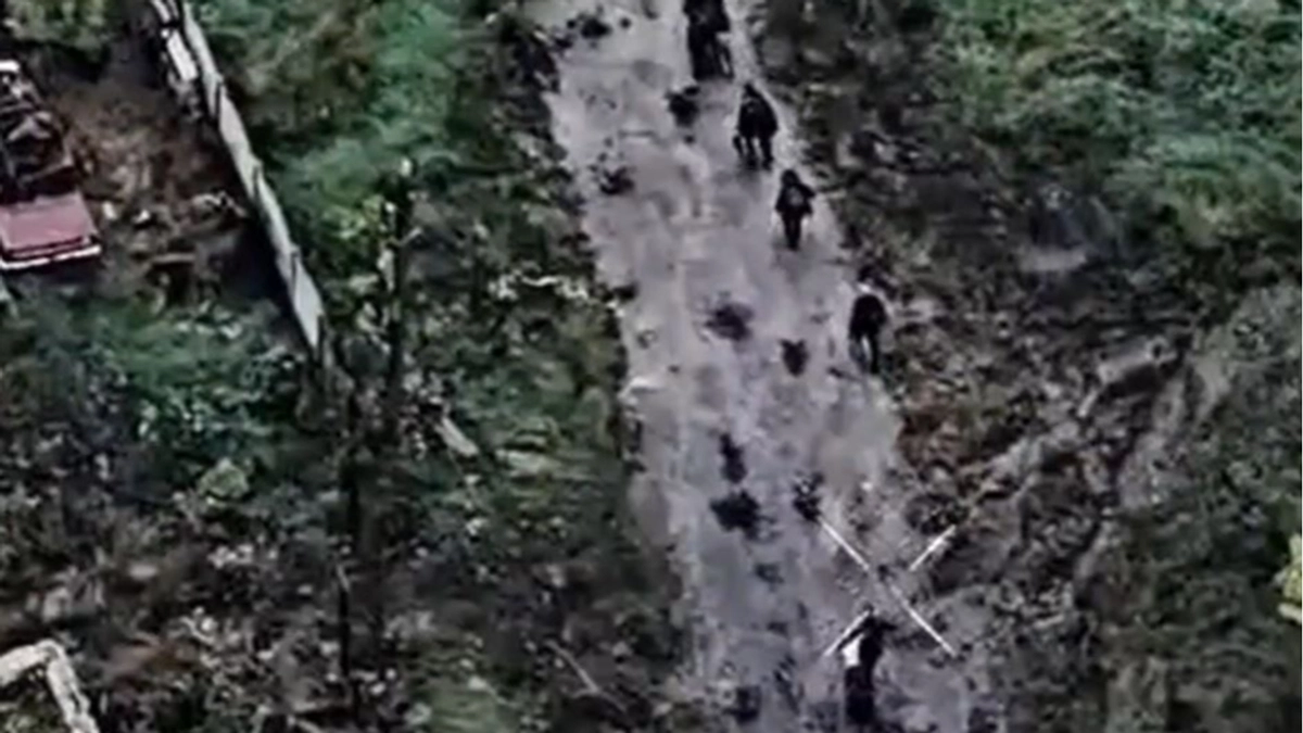 Russian troops in Kharkiv Oblast used civilians as human shields and forced them through gas pipeline to Russia – video