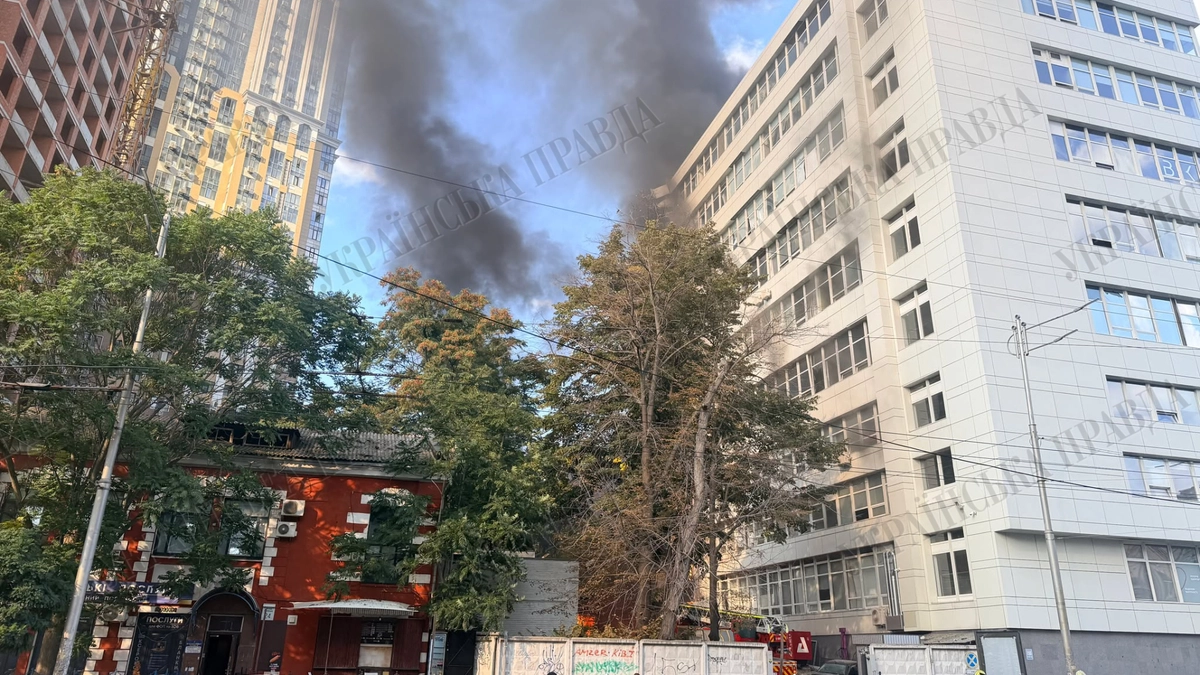 Russians strike central Kyiv again: office building hit, hospital catches fire