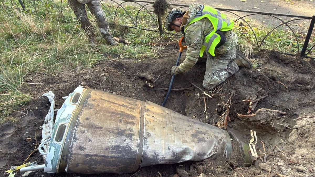 Bomb disposal teams neutralise warheads of two ballistic missiles that failed to detonate in Kyiv – photo